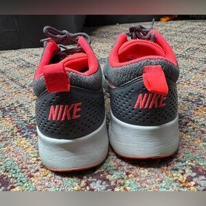 Women’s Nike tennis shoes size 7 1/2